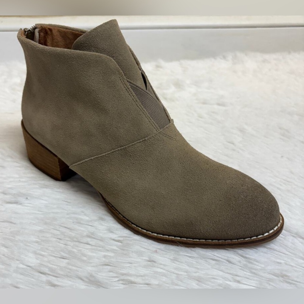 Softwalk Tilden Nubuck Burnished Toe Bootie Beige Tan 10.5 Narrow (runs short)